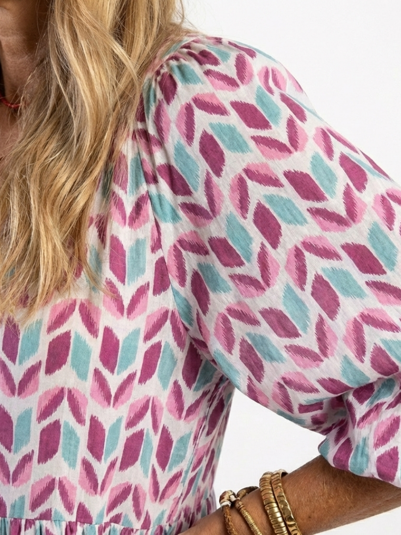 Mireya | Geometrisellä kuviolla pitkähihainen kerroksellinen midi-mekko
