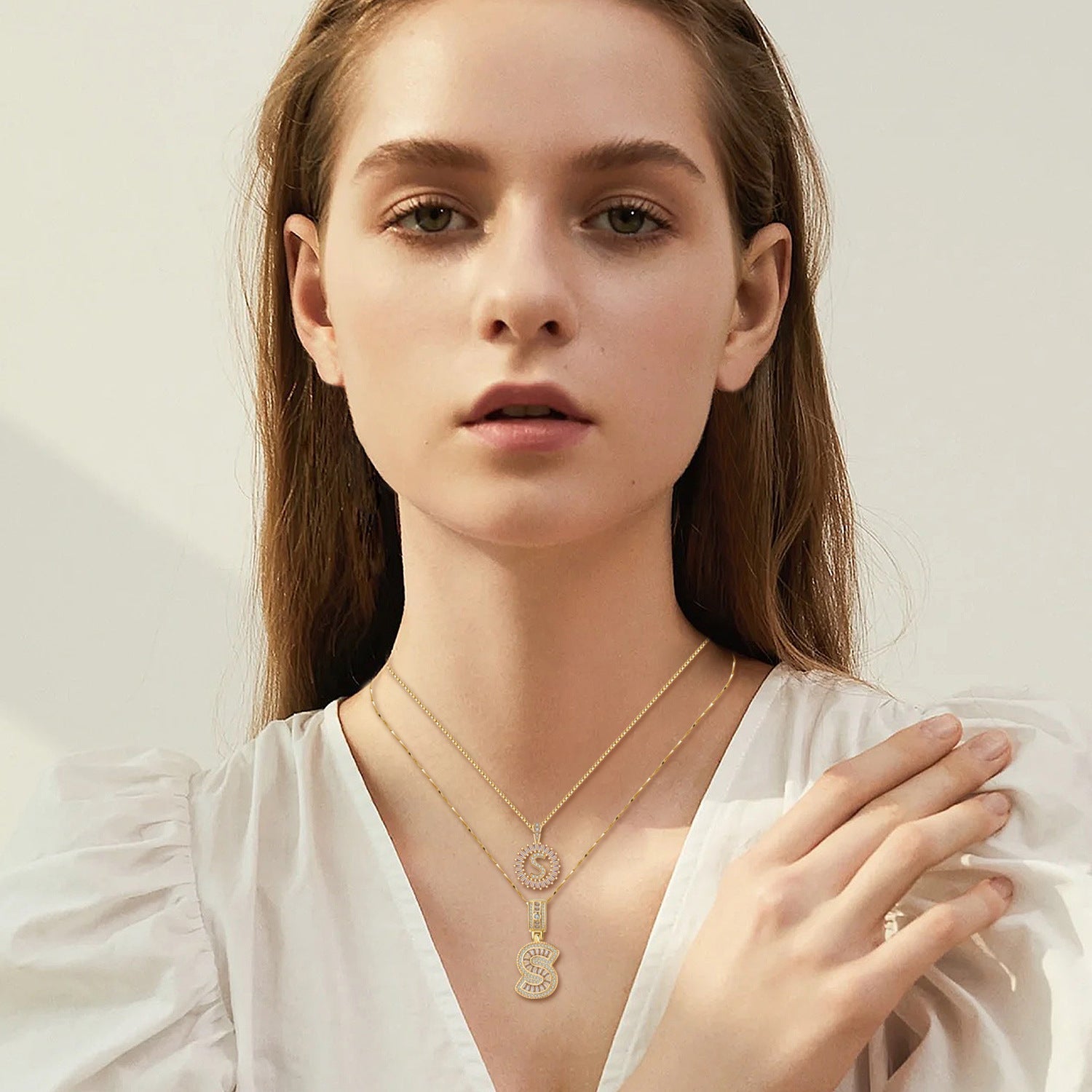 Ulla – elegant set med initialshalsband i guld med pavéstenar