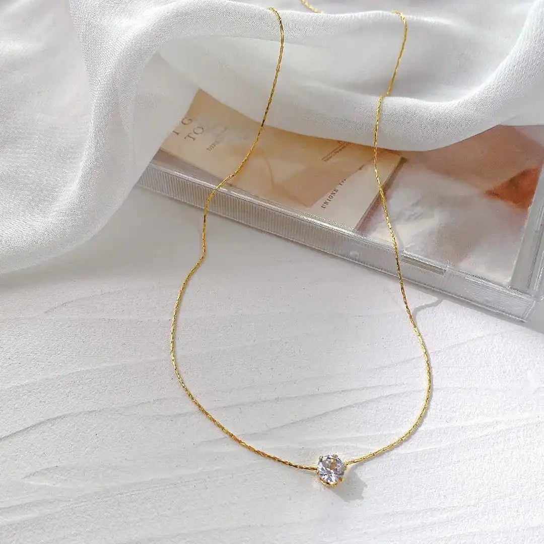 Herkullinen solitaire-riipus kaulaketjussa